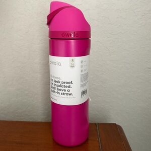 NWT Owala 24oz FreeSip water bottle - Read My Lips